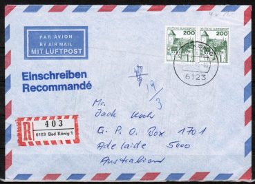 Bund 920 als portoger. MeF mit 2x 200 Pf B+S als waagr. Bogen-Paar auf Luftpost-Einschreibe-Brief 5-10g von 1982-1989 nach Australien, AnkStpl.