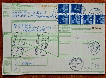 Die 100 Pf Brandenburger Tor - Marke als Bogenmarken wurde verschiedentlich auf Paketkarten aufgebraucht