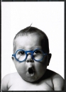 ... Baby mit blauer Brille ... !