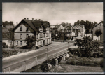 Ansichtskarte Rietschen, Muskauer Stra�e mit Bahn-�bergang, wohl 1969, gelaufen 1979